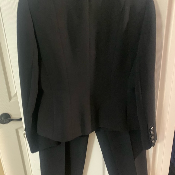 Tahari black pant suit. Blazer 8P/Pants 6 - Picture 4 of 8